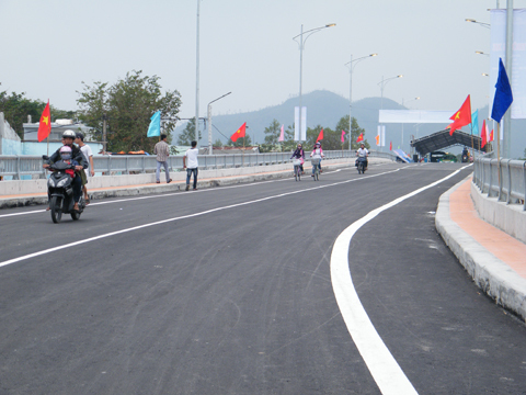 Khánh thành cầu vượt đường sắt do VN thiết kế