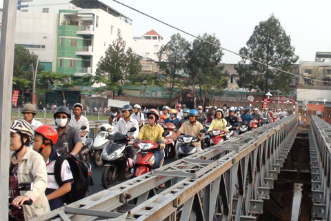 Đóng 2 cầu nội đô Sài Gòn, ùn tắc ngày đầu tuần