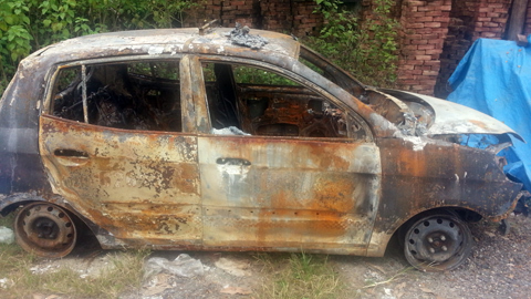 Lột quần áo tài xế taxi rồi đốt xe cháy rụi