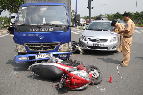 “Xe điên” gây tai nạn liên hoàn ở đèn đỏ