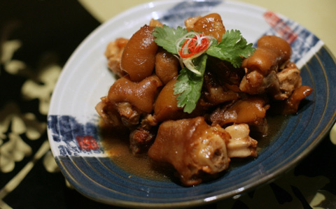 Quan TQ bị đình chỉ công tác vì ăn chân giò