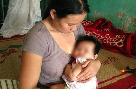 Cụ nội đầu thai, bé gái hơn 2 tháng tuổi biết nói?