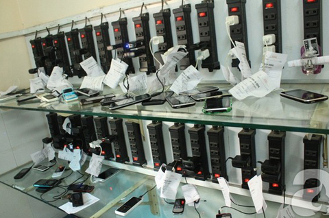 Quầy sạc điện thoại có một không hai ở viện Nhi