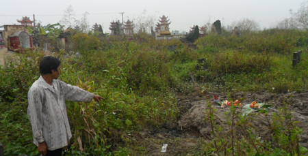 Phát hiện xác người đàn bà nằm bên mộ