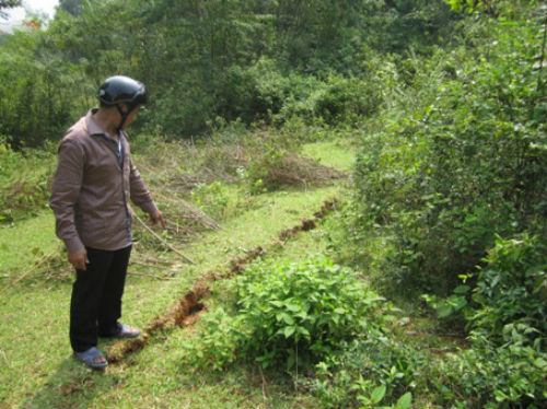 Truy nguyên do vết nứt lạ dài hàng trăm mét sau bão số 11