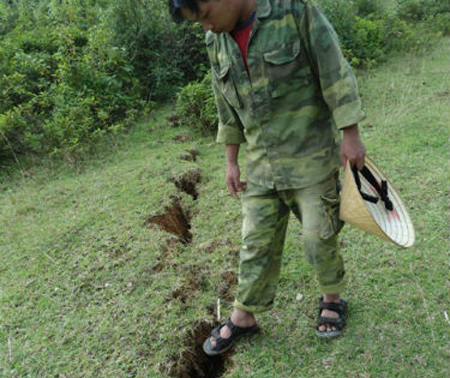 Tìm ra 'thủ phạm' vết nứt lạ dài hàng trăm mét