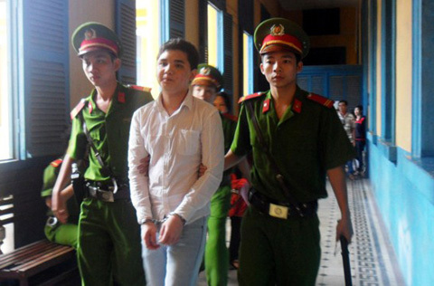 Ngồi tù vì... bạn gái bốc lửa