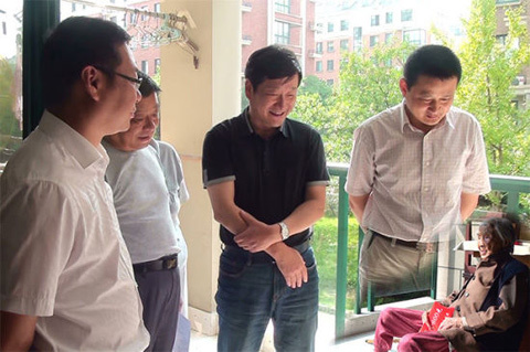 Quan TQ lơ lửng trong ảnh tới thăm dân