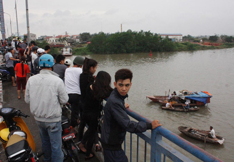 Bị vợ vác gậy đuổi, người đàn ông nhảy cầu tự tử