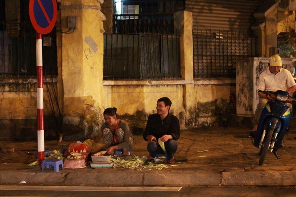 Kiếm nửa triệu đồng mỗi đêm nhờ ngô, khoai nướng