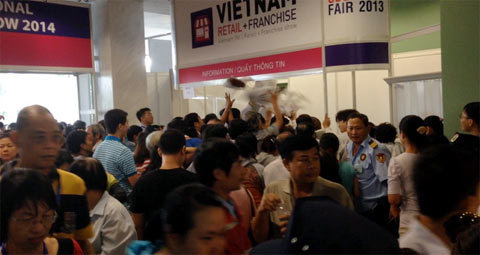 Choáng với clip người Sài Gòn chen lấn giành quà