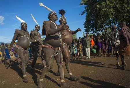 Xem thổ dân châu Phi thi vỗ béo siêu tốc