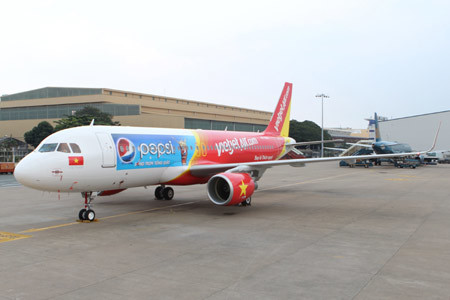 Tàu bay VietJetAir diện áo mới