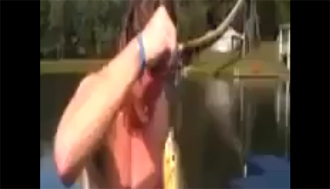 Cúi đầu xuống hồ câu được cá