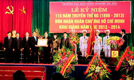 ĐH Công nghiệp Hà Nội nhận Huân chương Hồ Chí Minh