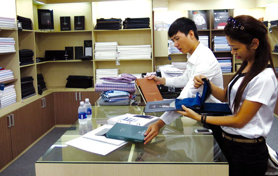 Doanh nhân sành điệu chi trăm triệu may áo