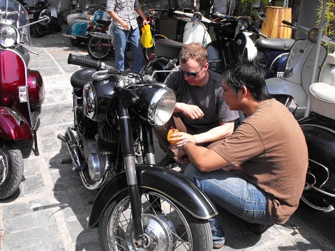 Chợ 've chai' ngàn đô