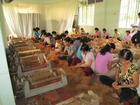 Những lớp dạy nghề san ‘gánh khổ’ cho phụ nữ Việt