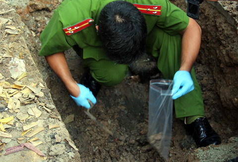 Khai quật hố phun lửa giữa phố Sài Gòn