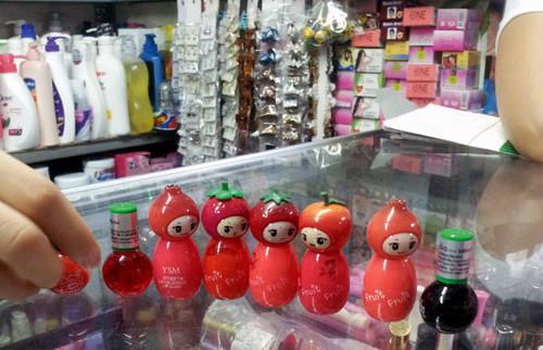 Son môi cho trẻ: Màu bám càng lâu càng độc hại