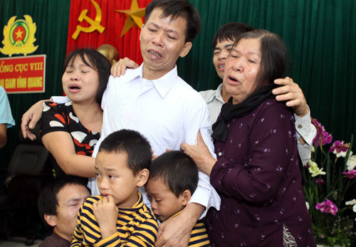 Giây phút ông Chấn được thả sau 10 năm ngồi tù