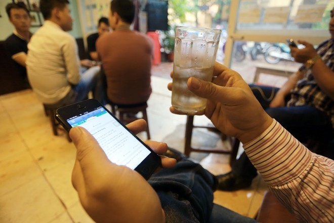 Uống cafe kiểu 'cắm mặt' vào công nghệ