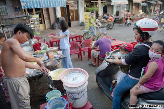 Tây ngạc nhiên kiểu mua bán trên yên xe ở Việt Nam