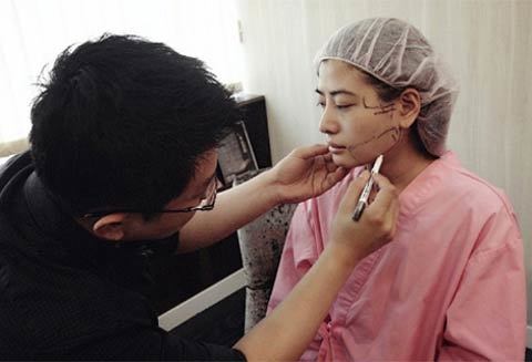 Sửng sốt với hành trình thiếu nữ đi gọt... mặt