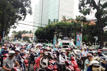 Phố Sài Gòn đông nghẹt vì “chạy bão”