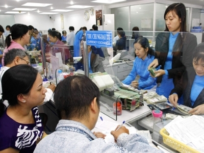 Ngân hàng giảm lương vẫn bỏ trăm triệu xin vào