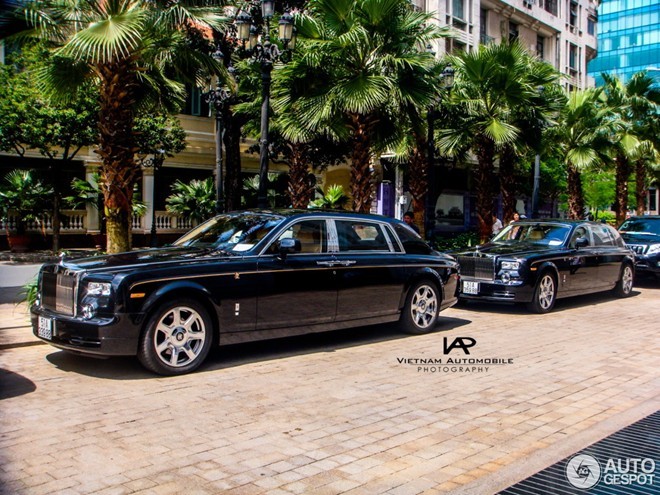 Cặp đôi Rolls-Royce Phantom Rồng dạo phố Sài Gòn