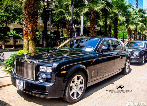Cặp đôi Rolls-Royce Phantom Rồng dạo phố Sài Gòn