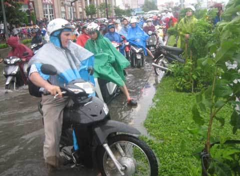 Người Sài Gòn 'bơi' trên phố