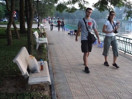 Hồ Tây: Muốn ngồi ghế đá phải…uống nước