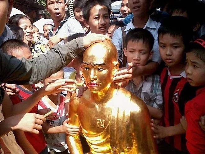 Bức xúc với tượng Phật mang hình sư trụ trì
