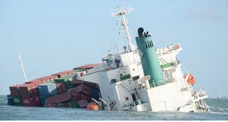 Đâm nhau trên biển, tàu chở 700 container bị chìm