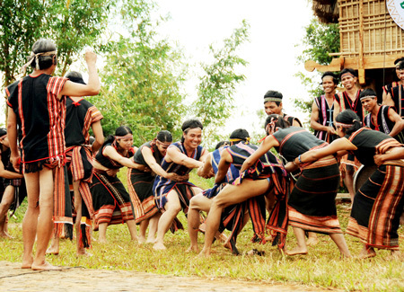 Xây dựng hồ sơ kéo co truyền thống trình UNESCO