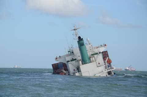 Thời sự trong ngày: Chìm tàu chở 700 container