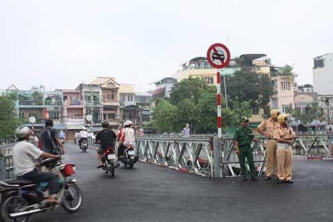 Đóng cầu Lê Văn Sỹ ở trung tâm Sài Gòn