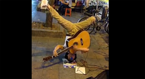 Kỳ tài trồng cây chuối đàn hát giữa phố