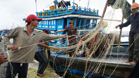 Siêu bão quét vào đảo Lý Sơn, dốc toàn lực ứng phó