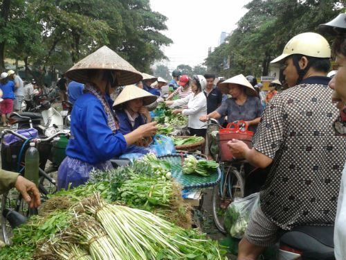 Hà Nội gom hàng tránh bão, rau xanh tăng giá gấp 3
