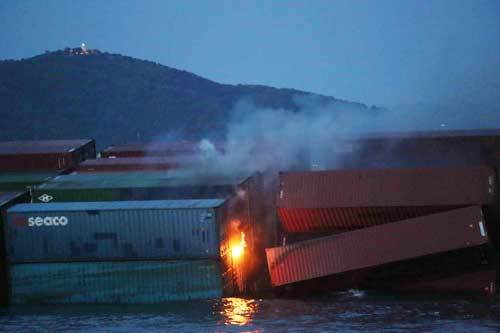 Tàu chìm trên biển có 33 container hóa chất dễ cháy