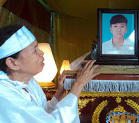 Nam sinh tự tử: Chết để mẹ bớt khổ?