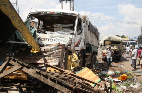 Xe ben húc xe khách lao vào chợ, dân tá hỏa tháo chạy