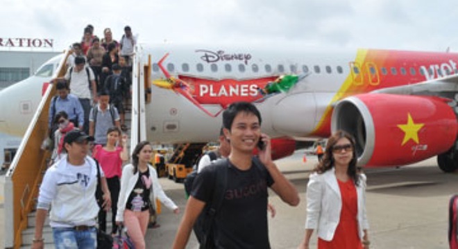 Vé máy bay: Đòi giá cao, ngồi ngóng khách