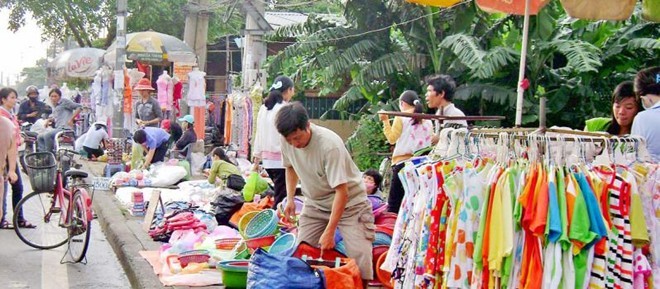 Mua nhà tiền tỷ nhờ hô biến đồ vỉa hè thành hàng 'sale off'