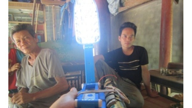 Ngôi làng hàng trăm năm qua chưa một lần... có điện