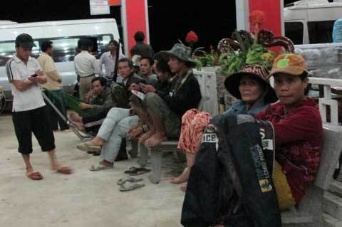 Mưa lũ, hàng trăm người phải nằm lại trên QL 19