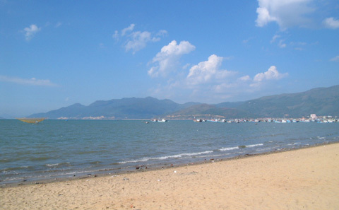 Xác nữ giới không đầu, không tay dạt vào bờ biển